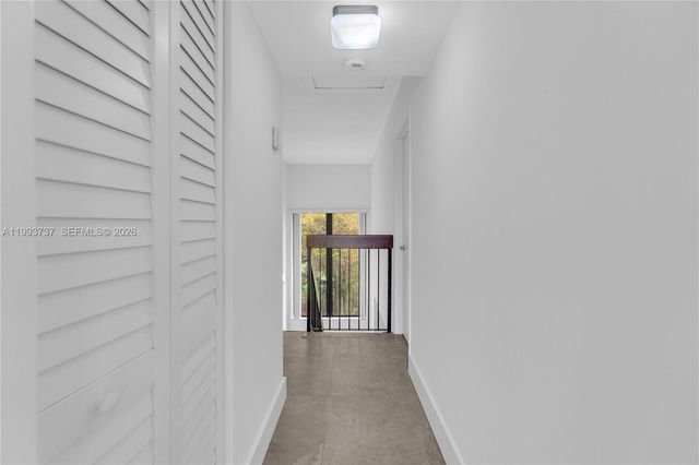 425 W Park Dr 12, Miami, FL 33172