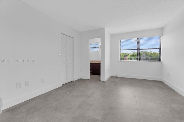 425 W Park Dr 12, Miami, FL 33172