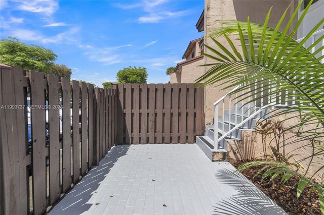 425 W Park Dr 12, Miami, FL 33172