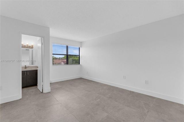 425 W Park Dr 12, Miami, FL 33172