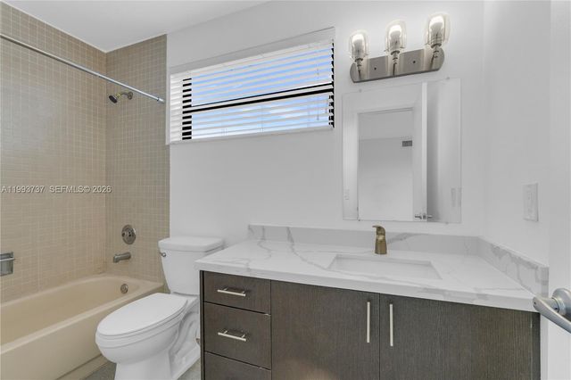 425 W Park Dr 12, Miami, FL 33172