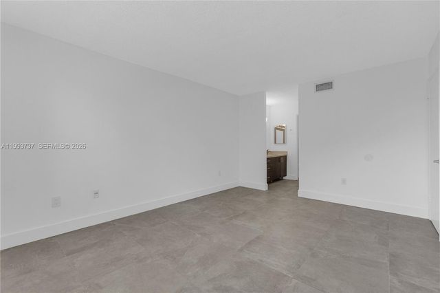 425 W Park Dr 12, Miami, FL 33172