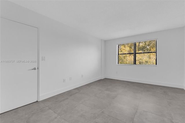 425 W Park Dr 12, Miami, FL 33172