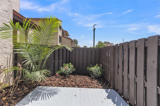 425 W Park Dr 12, Miami, FL 33172