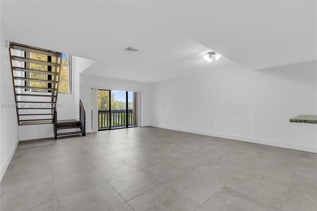 425 W Park Dr 12, Miami, FL 33172