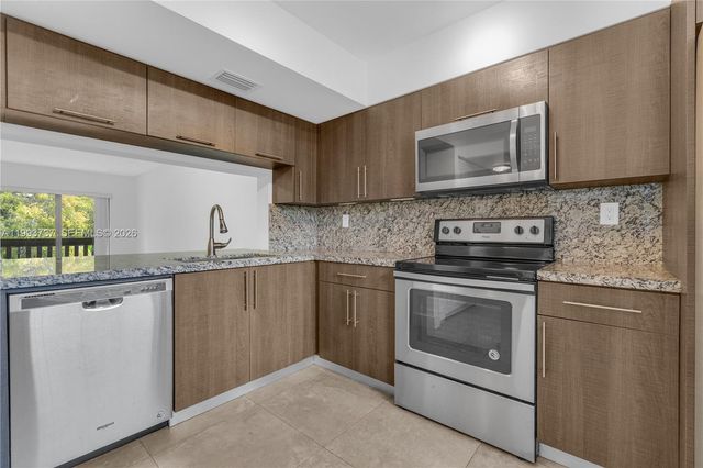 425 W Park Dr 12, Miami, FL 33172