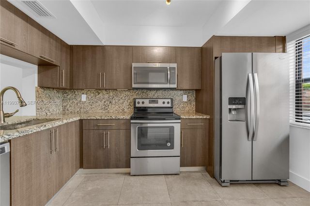 425 W Park Dr 12, Miami, FL 33172