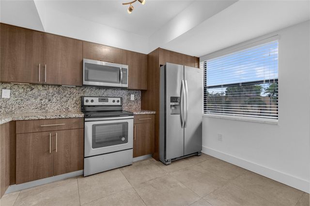 425 W Park Dr 12, Miami, FL 33172