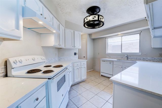 2810 Heritage Colony Drive, Webster, TX 77598