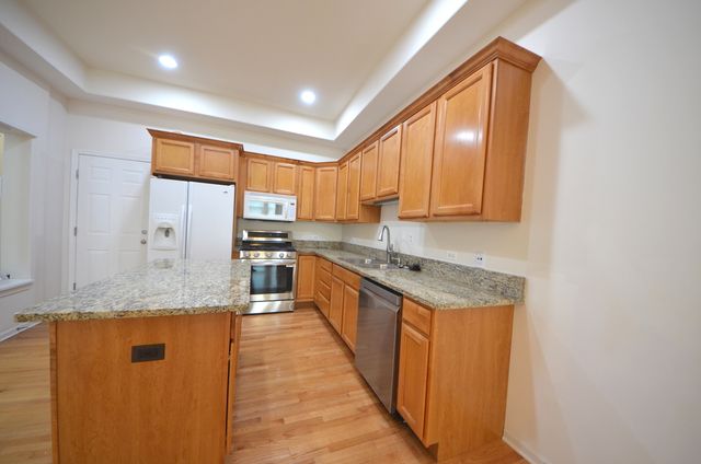 1577 S Kembley Avenue, Palatine, IL 60067