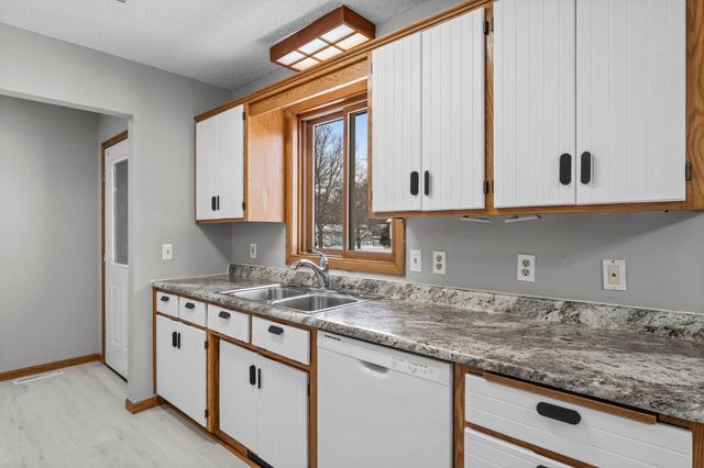 6126 Cougar Trail, North Branch, MN 55056