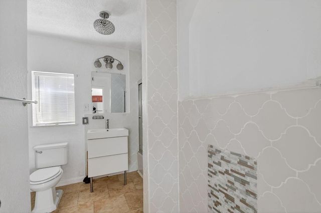 1011 W Lakewood Road, West Palm Beach, FL 33405