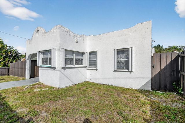 1011 W Lakewood Road, West Palm Beach, FL 33405