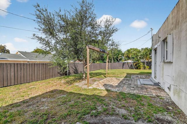 1011 W Lakewood Road, West Palm Beach, FL 33405