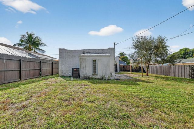 1011 W Lakewood Road, West Palm Beach, FL 33405