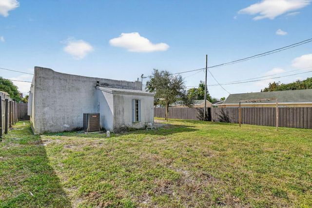 1011 W Lakewood Road, West Palm Beach, FL 33405