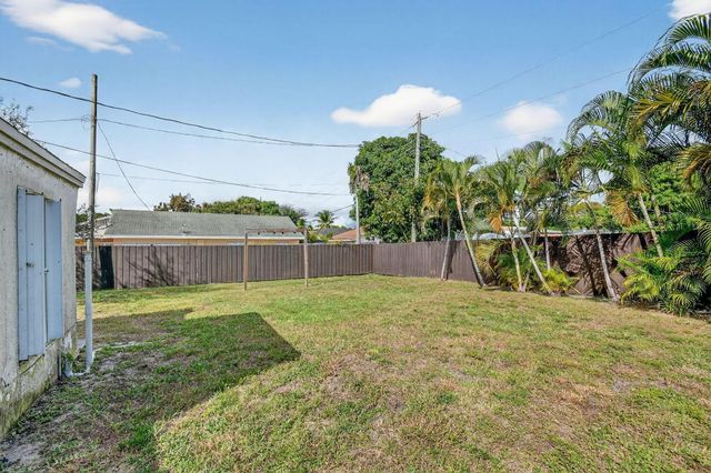 1011 W Lakewood Road, West Palm Beach, FL 33405