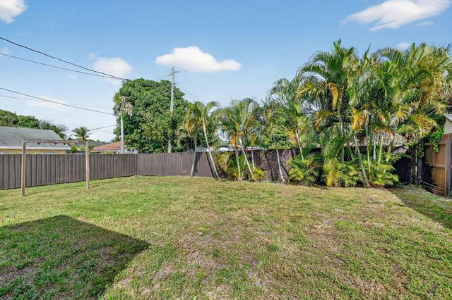1011 W Lakewood Road, West Palm Beach, FL 33405