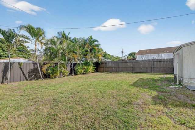 1011 W Lakewood Road, West Palm Beach, FL 33405