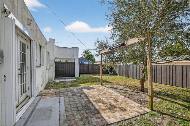 1011 W Lakewood Road, West Palm Beach, FL 33405