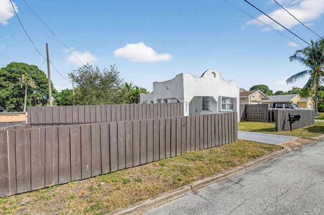1011 W Lakewood Road, West Palm Beach, FL 33405
