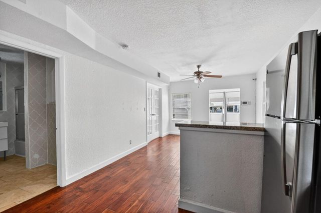 1011 W Lakewood Road, West Palm Beach, FL 33405