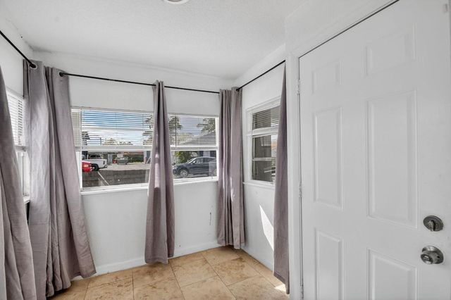 1011 W Lakewood Road, West Palm Beach, FL 33405