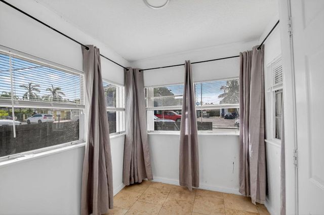 1011 W Lakewood Road, West Palm Beach, FL 33405