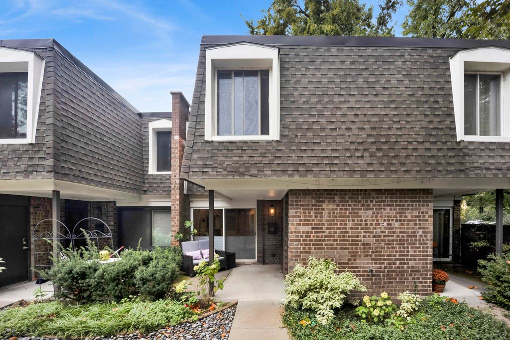 1635 W Belle Plaine Avenue, Chicago, IL 60613 — photo 2