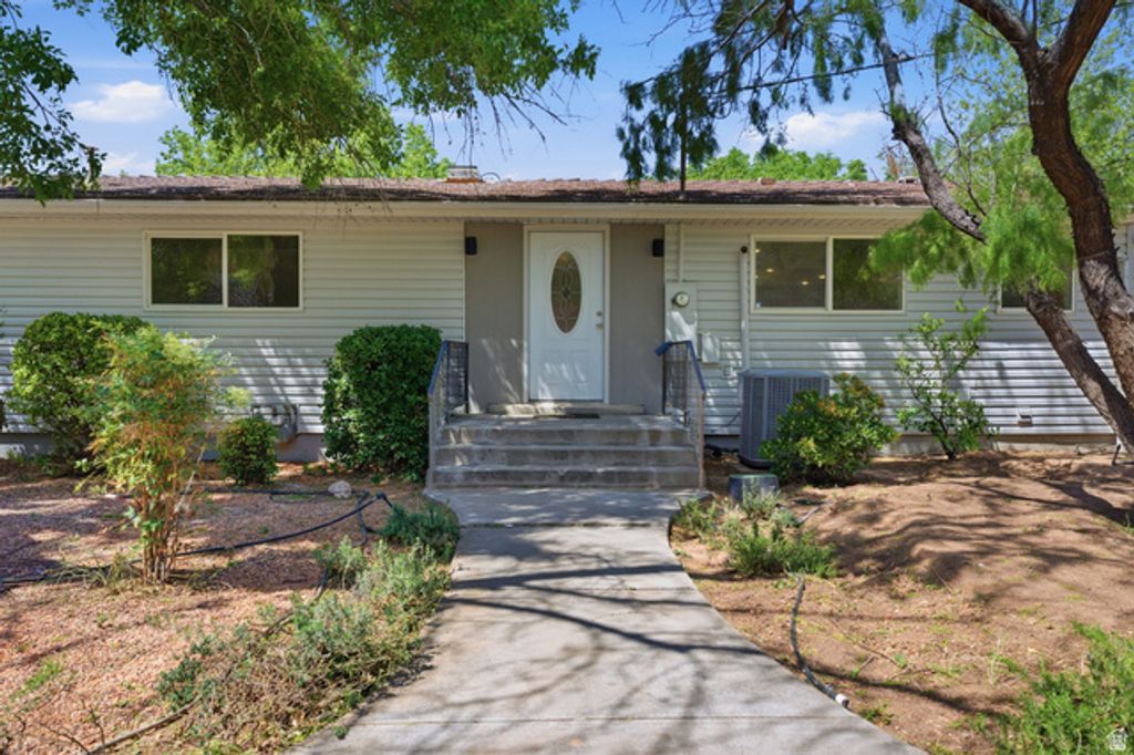 35 E E 100 ST, La Verkin, UT 84745