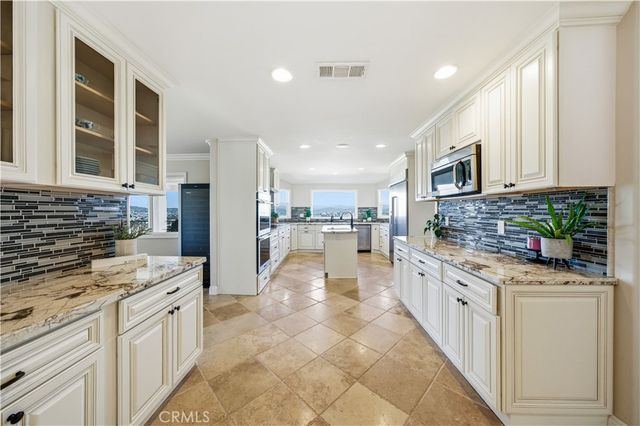 30990 Blackhorse Drive, Canyon Lake, CA 92587