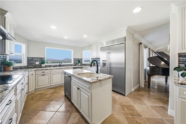 30990 Blackhorse Drive, Canyon Lake, CA 92587