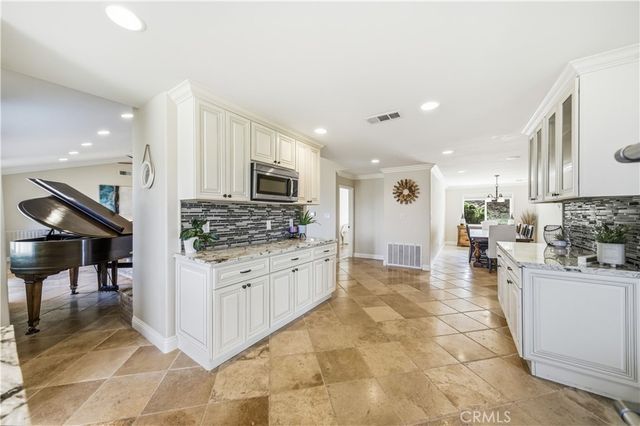 30990 Blackhorse Drive, Canyon Lake, CA 92587
