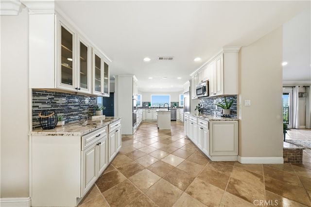 30990 Blackhorse Drive, Canyon Lake, CA 92587