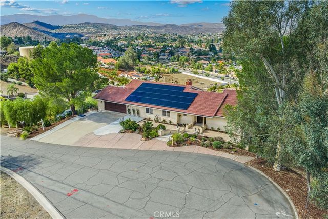 30990 Blackhorse Drive, Canyon Lake, CA 92587