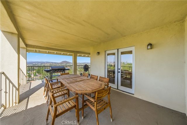 30990 Blackhorse Drive, Canyon Lake, CA 92587