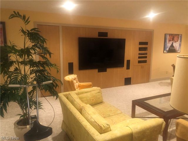 8135 Thackeray Court, Broadview Heights, OH 44147