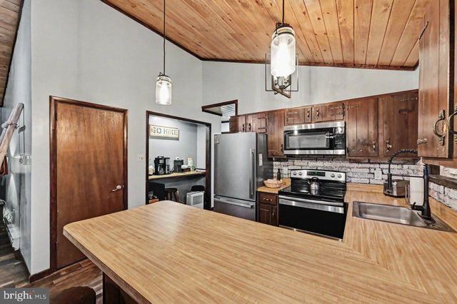 56 DRYDEN DR, Albrightsville, PA 18210