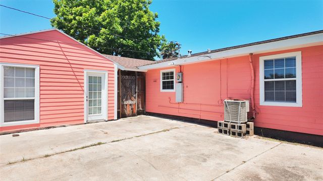 1221 Bayou Shore Drive, Galveston, TX 77551