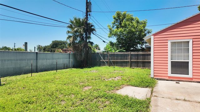 1221 Bayou Shore Drive, Galveston, TX 77551
