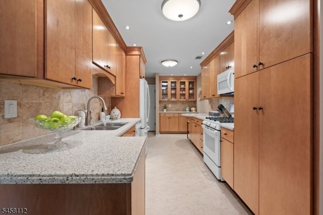 3 Brookline Ct E, Montgomery Twp., NJ 08540