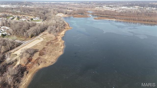 1002 Winter Lake Drive, Fenton, MO 63026