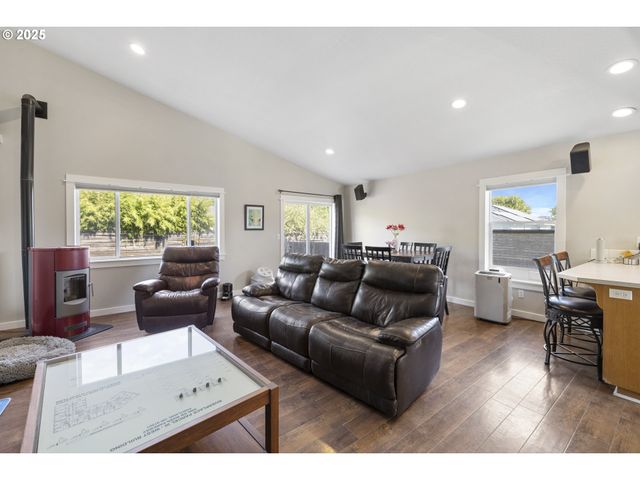 707 ASH St, Dayton, OR 97114