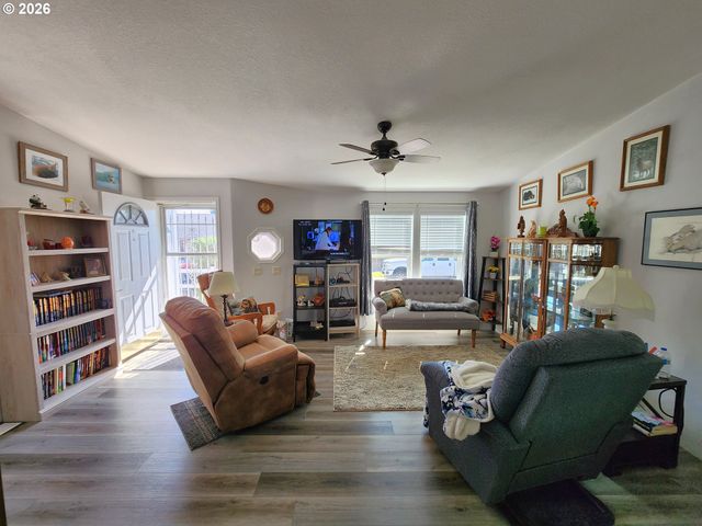 3025 HOLLYRIDGE Loop Ne, Salem, OR 97305