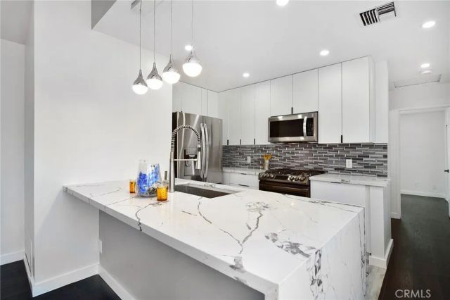 5352 Tampa Avenue, Tarzana, CA 91356