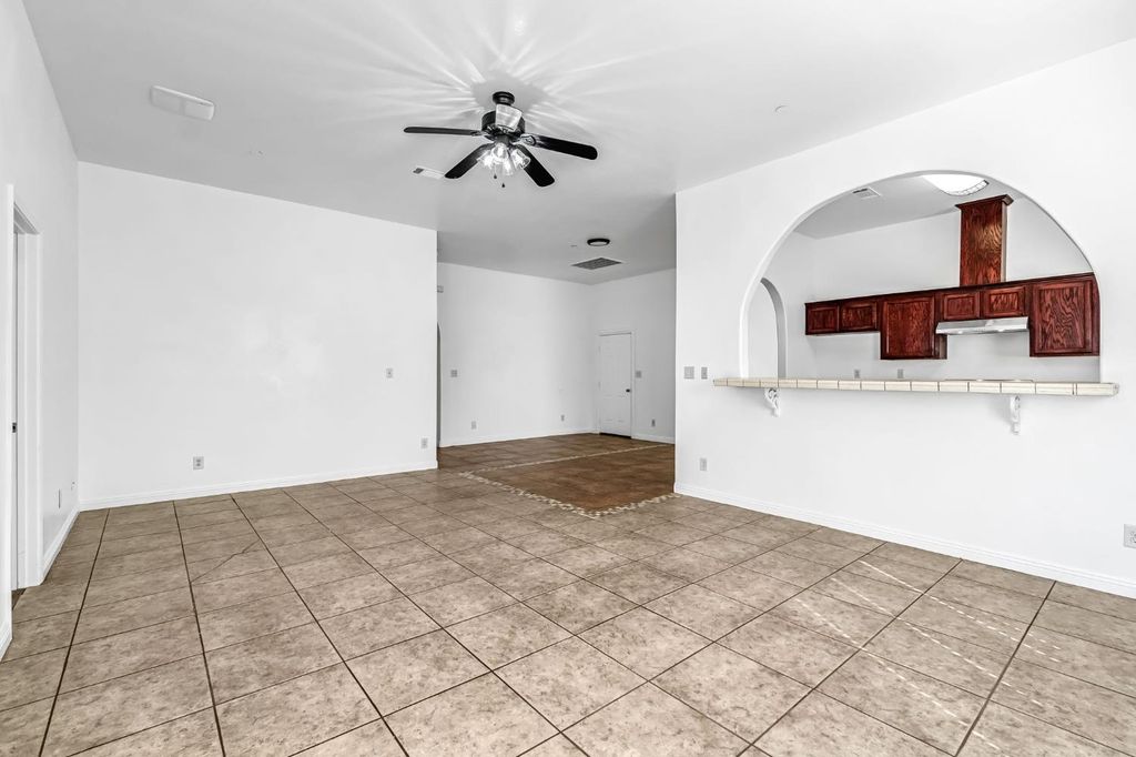 Image 12 of property listing at 4863 N Doon Way, Fresno, CA 93726