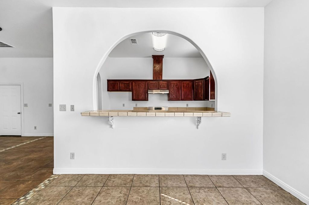 Image 13 of property listing at 4863 N Doon Way, Fresno, CA 93726
