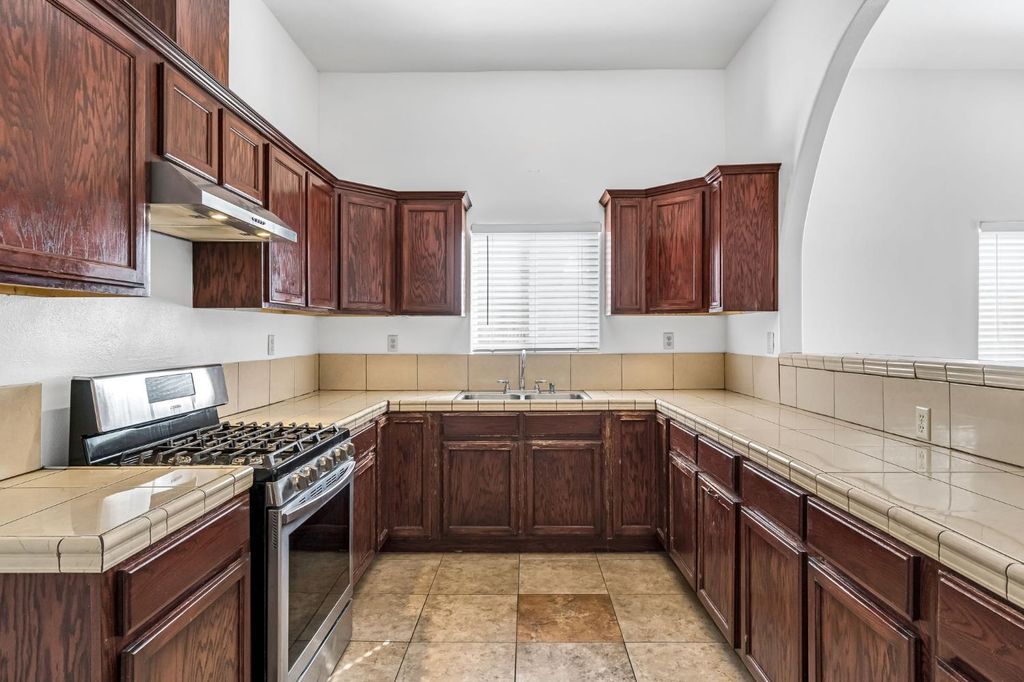 Image 14 of property listing at 4863 N Doon Way, Fresno, CA 93726