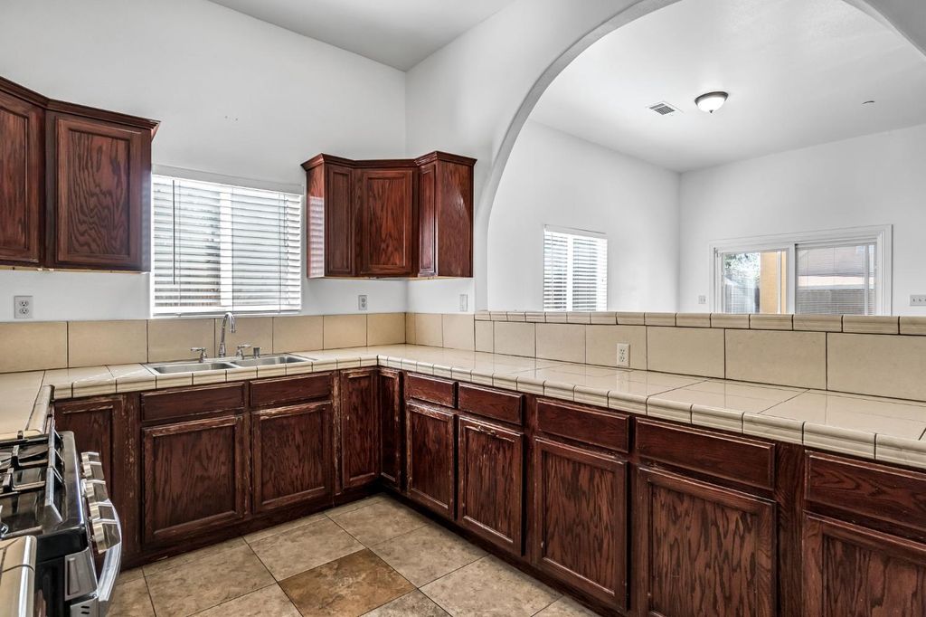 Image 15 of property listing at 4863 N Doon Way, Fresno, CA 93726