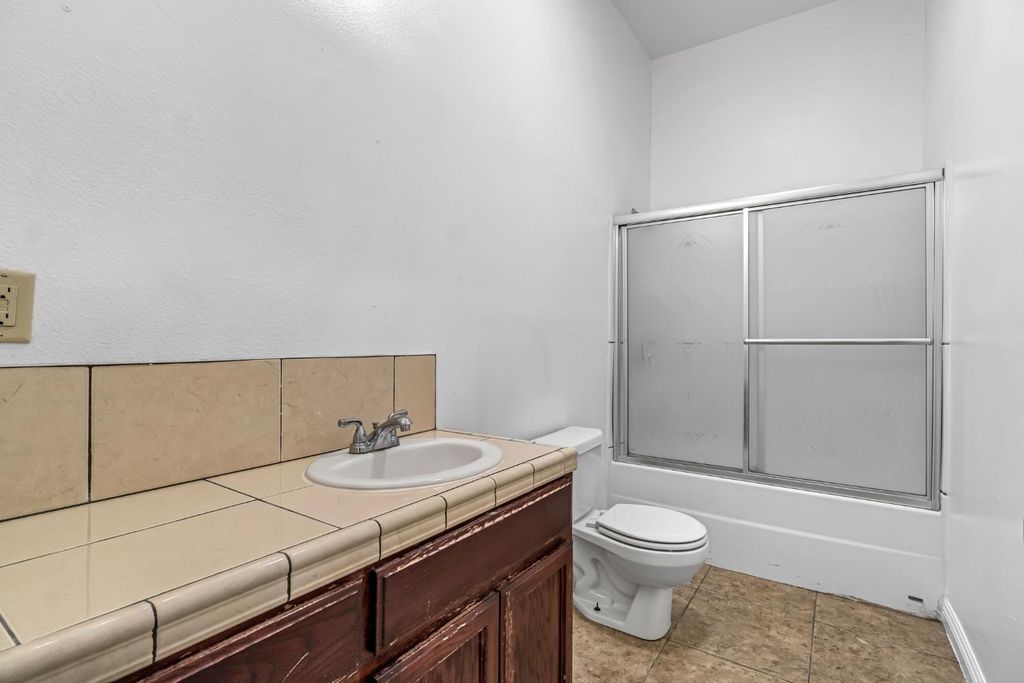 Image 17 of property listing at 4863 N Doon Way, Fresno, CA 93726